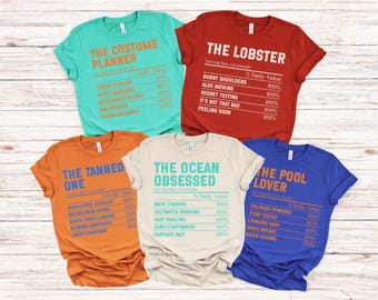 Könnte beinhalten: Fünf farbenfrohe T-Shirts mit humorvollem Text. Die Shirts sind türkis, rot, orange, cremefarben und blau. Jedes Shirt hat ein anderes Thema: Kostümplanung, Hummer, gebräunt, ozeanbesessen und Poolliebhaber. Der Text auf jedem Shirt ist fett und ohne Serifen.