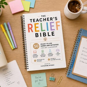 Könnte beinhalten: Ein spiralgebundenes Buch mit dem Titel The Teacher's Relief Bible von Catherine Byrnes, das 50 sofort einsetzbare Spiele und Aktivitäten enthält. Das Cover zeigt bunten Text und Symbole für Lesen, Mathe und Naturwissenschaften. Es ist umgeben von einer Trinkflasche, Stiften, Haftnotizen, einem Klemmbrett mit einer To-Do-Liste und einem Notizbuch mit einer Ideenliste.