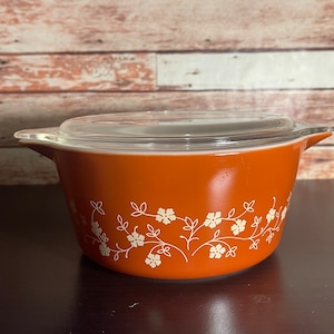 Pyrex Trailing Flower Round Casserole Dish 474B w/ lid -FREE DOMESTIC SHIPPING