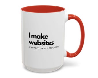 Puede incluir: Taza de café de cerámica blanca con borde y asa rojos. La taza tiene texto negro que dice "Hago sitios web. ¿Cuál es tu superpoder?"