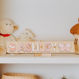 Personalisiertes Namenspuzzle mit Zapfen, Baby erste Weihnachtsgeschenke, Holzspielzeug, Babypartygeschenk für Kinder, kundenspezifisches hölzernes Namenspuzzle