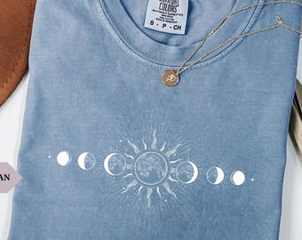 Comfort Colors® Maglietta Celestiale Maglietta con Fasi Lunari Maglietta Boho Mistica Luna e Sole Outfit Boho Luna Spirituale Abbigliamento Yoga Donna Regali
