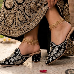 Black Embroidered Jutti Velvet Bridal Mules Indian Black Wedding Shoes Punjabi Jutti Pakistani shoes Bridal Flats Khussa Shoes Women Slip on