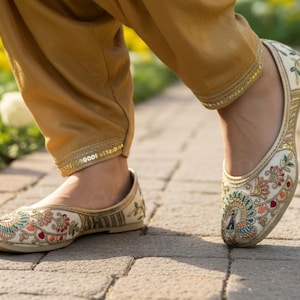 Peacock embroidered Punjabi Jutti Indian shoes Bridal mules shoe wedding shoe loafers Pakistani shoes slip on flat shoes mojari Bridal flats