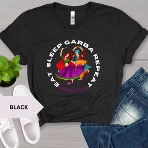 Puede incluir: Camiseta negra con un gr&aacute;fico circular blanco que presenta a dos personas bailando y el texto "Eat Sleep Garba Repeat Halo Re Halo".