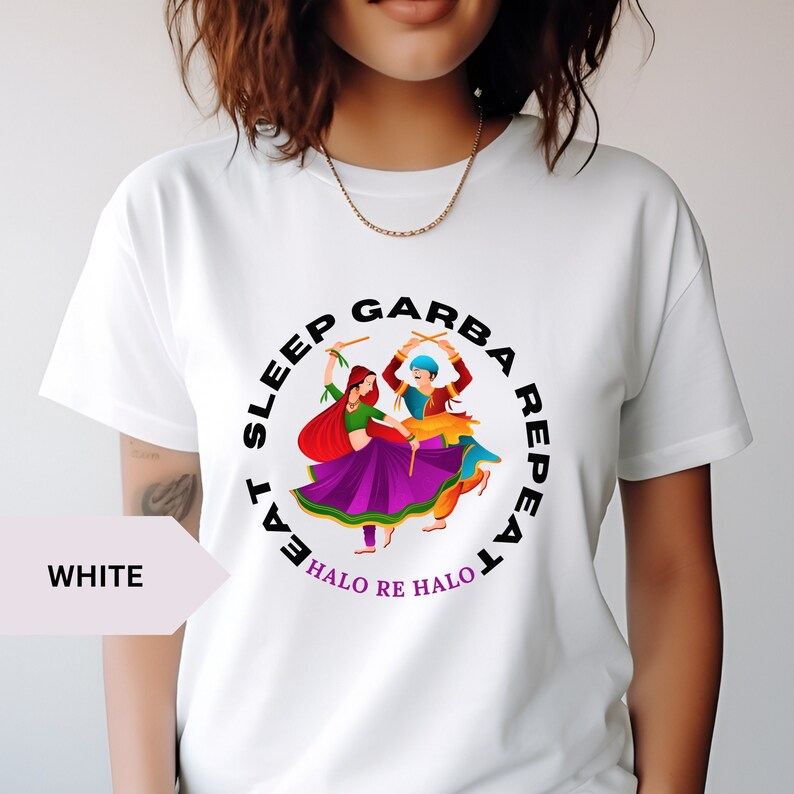 Puede incluir: Camiseta blanca con un gr&aacute;fico circular negro que representa a dos personas bailando con palos y el texto "Eat Sleep Garba Repeat Halo Re Halo".