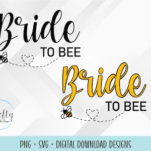 Puede incluir: Dos diseños con el texto "Bride to Bee" en negro y amarillo, con una abeja y un corazón. Las palabras "PNG SVG DIGITAL DOWNLOAD DESIGNS" están en la parte inferior. El diseño es para un tema de boda.