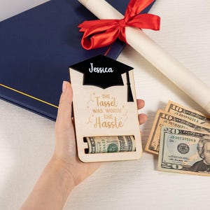 Portasoldi personalizzato per laurea - Scatola regalo in legno con cappello da laureato inciso personalizzato per contanti/carte con citazioni motivazionali - Ricordo di laurea