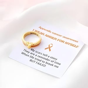 Anello personalizzato con pietra portafortuna a forma di cuore "Io indosso il rosa per me stesso", nome inciso e biglietto di affermazione, regalo per sopravvissuti alla consapevolezza del cancro.