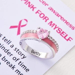 Anello personalizzato con pietra portafortuna a forma di cuore "Io indosso il rosa per me stesso", nome inciso e biglietto di affermazione, regalo per sopravvissuti alla consapevolezza del cancro.