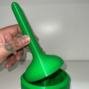 El soporte para hilo mantiene el hilo libre de enredos mientras tejes o haces crochet. Compacto, portátil e ideal para puntadas suaves y uniformes.