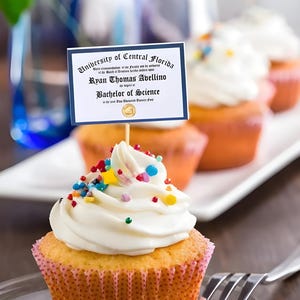 卒業証書カップケーキトッパー - 2024年度卒業式の装飾、卒業パーティーのケーキデコレーション、学生や卒業生へのギフトに最適