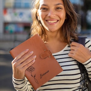 Funda de cuero personalizada para cuaderno de bocetos con diseño de flor de nacimiento: estuche para cuaderno de viaje, organizador de lápices portátil, ¡el regalo perfecto para artistas! #ArtGift
