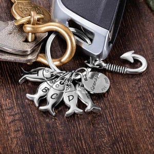 Personalisierter Angeln Schlüsselanhänger - Edelstahl Geschenk für Papa oder Opa. Fischer Charme & Bedeutungsvolles Familien Andenken.
