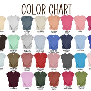 Puede incluir: Carta de colores que muestra 24 colores de camiseta diferentes. Los colores est&aacute;n dispuestos en cuatro filas de seis colores cada una. Los colores incluyen crema suave, ceniza, pizarra jaspeada, natural, melocot&oacute;n jaspeado, rosa caridad, rosa, baya, marr&oacute;n, menta jaspeada, jaspeado atl&eacute;tico, azul claro, azul columbia jaspeado, azul marino jaspeado, azul beb&eacute;, azul verdadero real jaspeado, azul hielo jaspeado, oliva jaspeado, malva jaspeado, rojo jaspeado, orqu&iacute;dea, asfalto, aguamarina, rosa suave, granate, lila, bosque jaspeado, arcilla jaspeado, frambuesa jaspeado y verde jaspeado.