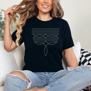 Puede incluir: Una mujer lleva una camiseta negra con un dise&ntilde;o geom&eacute;trico blanco. El dise&ntilde;o presenta una serie de l&iacute;neas y curvas que crean un aspecto moderno y abstracto.