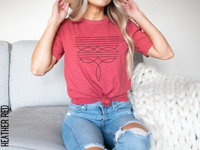 Puede incluir: Una camiseta roja con un dise&ntilde;o geom&eacute;trico negro en la parte delantera. El dise&ntilde;o presenta una serie de l&iacute;neas horizontales y formas curvas.