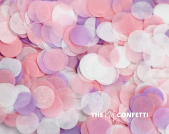 Puede incluir: Una imagen de primer plano de un montón de confeti en colores rosa, blanco y morado. El confeti está hecho de papel y tiene forma de círculos. El texto "THE KM CONFETTI" es visible en la esquina inferior derecha de la imagen.