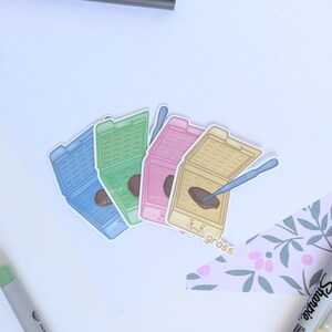 Peut inclure: Quatre autocollants color&eacute;s repr&eacute;sentant une illustration de bo&icirc;te de P&eacute;tri avec un &eacute;chantillon &agrave; l'int&eacute;rieur. Les autocollants sont dispos&eacute;s en demi-cercle avec le texte "gross." imprim&eacute; en dessous.