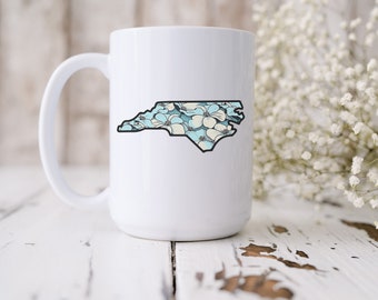Taza con diseño de flor de cornejo de Carolina del Norte, azul y blanco de Tarheel