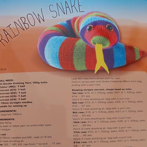 Op de afbeelding: Breipatroon voor een regenboog slang met instructies voor het vormen van de kop en het creëren van strepen. Het patroon omvat garenvereisten, naaldgrootte en afmetingen voor een afgewerkte slang van ongeveer 1 meter lang.