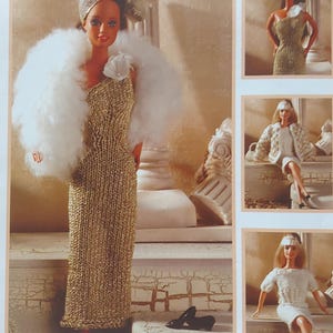 Puede incluir: Una muñeca con un vestido dorado, un chal de piel blanca y una diadema blanca. La muñeca está de pie en una plataforma con una columna blanca detrás. La muñeca lleva zapatos negros. La imagen también muestra a la muñeca con diferentes atuendos en otras fotos.