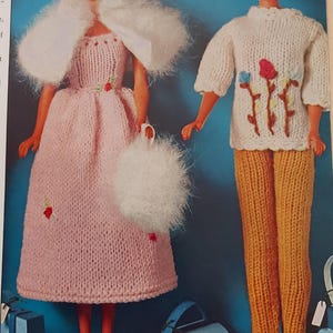 Peut inclure: Deux tenues de poupée en tricot. La première tenue est une robe rose avec un châle en fourrure blanche et un sac à main blanc et moelleux. La deuxième tenue est un pull blanc avec des fleurs brodées et un pantalon jaune. Les deux poupées portent des chaussures bleues.