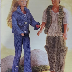 Peut inclure: Ensemble de vêtements tricotés pour poupées, comprenant une veste et un pantalon bleus pour une poupée fille et une chemise beige et un pantalon vert pour une poupée garçon.