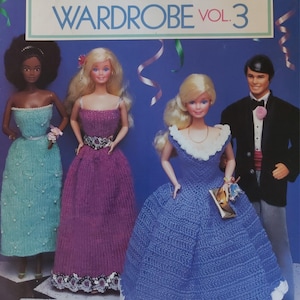 Puede incluir: Portada de un libro de manualidades vintage de McCall's, "Fashion Doll Wardrobe Vol. 3". La portada presenta cuatro muñecos, tres mujeres y un hombre, vestidos con vestidos y trajes formales tejidos y ganchillo hechos a mano. El fondo es azul con serpentinas decorativas.