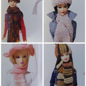 Può includere: Quattro immagini di bambole con cappelli e sciarpe lavorati a maglia. I cappelli e le sciarpe sono in vari colori, tra cui rosa, marrone e multicolore. Le bambole indossano abiti diversi, tra cui giacche di jeans. Le immagini sembrano provenire da un libro di artigianato.