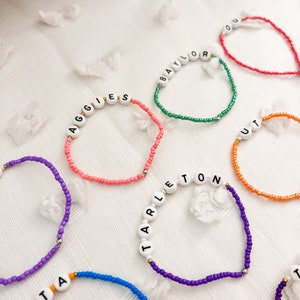 College Armbänder - Personalisiert, Individuell, Spieltag, dehnbar, Perlen, einfach