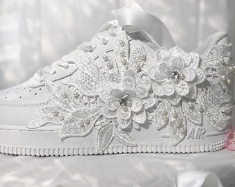 Haftowane, kwiatowe, motylkowe trampki ślubne Air Force 1 – luksusowe, perłowe trampki ślubne – spersonalizowane trampki ślubne na ślub i studniówkę