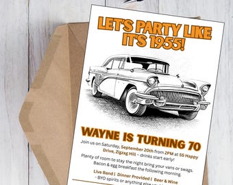 Puede incluir: Una tarjeta de invitación blanca con texto naranja que dice "LET'S PARTY LIKE IT'S 1955!" y "WAYNE IS TURNING 70". La tarjeta presenta una ilustración en blanco y negro de un coche clásico. La invitación está dentro de un sobre marrón.