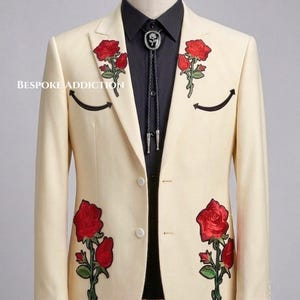 Traje de hombre de 2 piezas color marfil con ribete bordado de rosas personalizado, estilo country western, bolsillos con carita sonriente, ideal para fiestas, cócteles, bodas y como atuendo de novio.