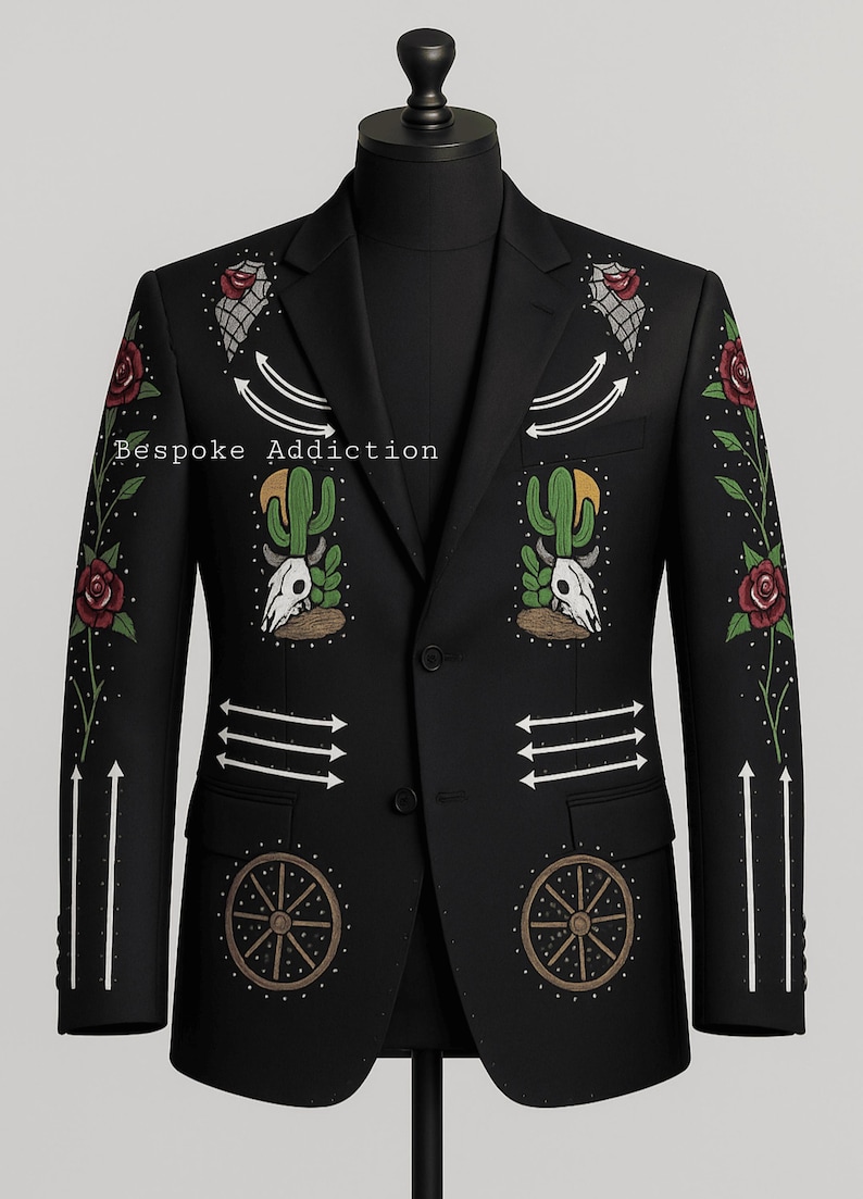 Puede incluir: Blazer negro con dise&ntilde;os bordados de tem&aacute;tica western. Incluye rosas, cactus, calaveras de toro, flechas y ruedas de carro. El texto "Bespoke Addiction" es visible en la parte superior izquierda del blazer.