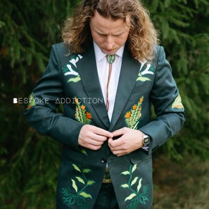 Terno masculino verde sob medida, 2 peças, estilo country, com estampa floral, folha de videira, bordado, costas personalizadas, estilo coquetel, noivo, casamento, baile, festa