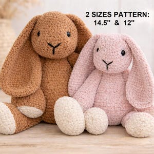 Könnte beinhalten: Zwei Plüsch-Hasenspielzeuge, eines braun und eines rosa, sitzen nebeneinander. Der braune Hase hat weiße Akzente an den Füßen. Der rosa Hase hat weiße Füße. Der Text auf dem Bild lautet "2 GRÖSSEN MUSTER: 36,8 cm & 30,5 cm".