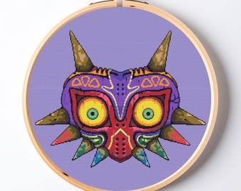 Schema per punto croce di Majora Mask, ricamo a punto croce a tema videogioco di magia oscura, schema PDF del mostro lunare inquietante, ricamo di maschera tribale geometrica