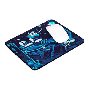 Op de afbeelding: Een blauwe en zwarte muismat met een gepixelde afbeelding van een ridder die op een kever rijdt in een sterrenhemel. De ridder draagt een helm en houdt een zwaard vast. De kever heeft gloeiende blauwe ogen.