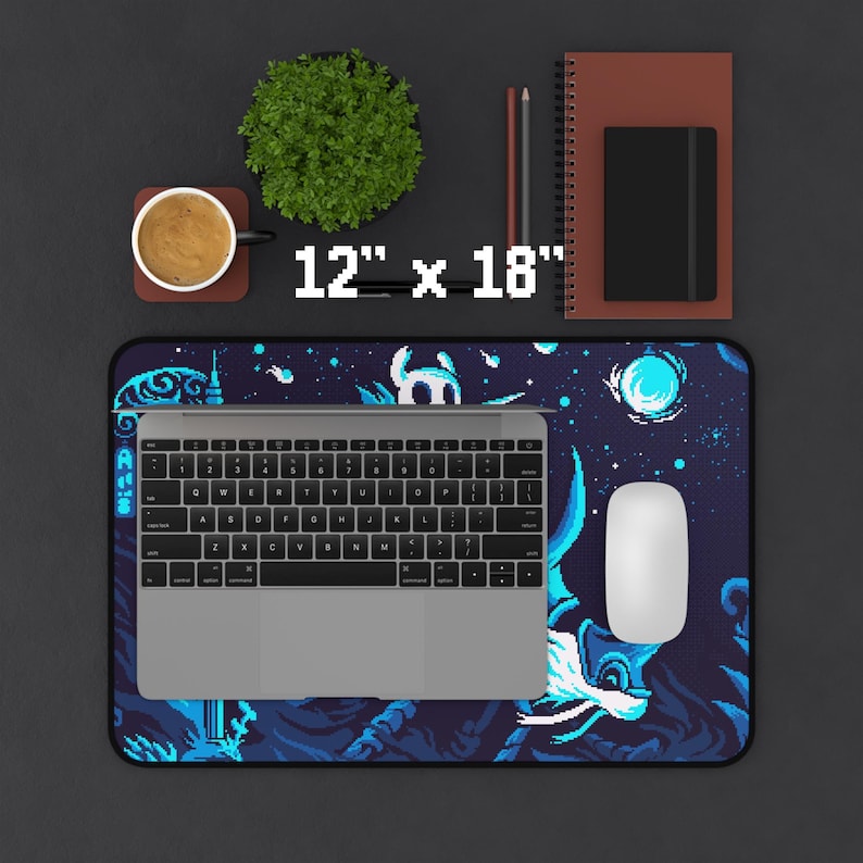 Op de afbeelding: Een blauwe en zwarte gaming muismat met een pixelated ontwerp van een ridder en een sterrenhemel. De muismat meet 30,5 cm bij 45,7 cm.
