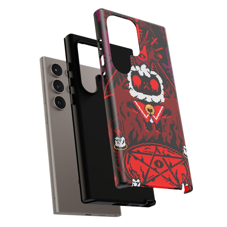 Op de afbeelding: Een zwarte telefoonhoes met een rood en zwart gepixelde afbeelding van een demon met een pentagram. De telefoonhoes is open, waardoor het zwarte interieur van de hoes zichtbaar is.