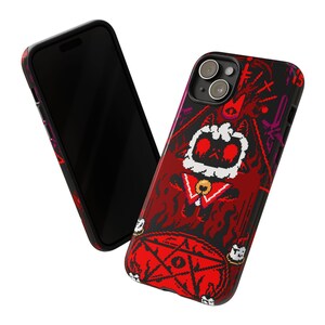 Op de afbeelding: Rode, zwarte en witte telefoonhoes met een pixelontwerp van een wezen met hoorns en een pentagram. De hoes heeft een zwarte rand en een transparante achterkant.