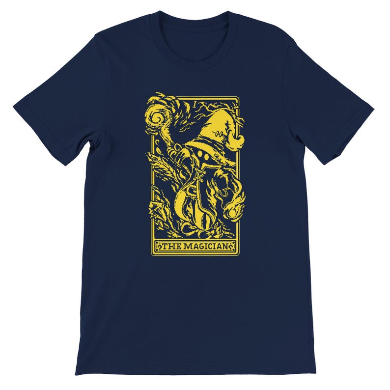 Puede incluir: Una camiseta azul marino con un gr&aacute;fico amarillo de un personaje de mago de un videojuego. El gr&aacute;fico est&aacute; en un marco de tipo tarjeta con el texto "THE MAGICIAN".