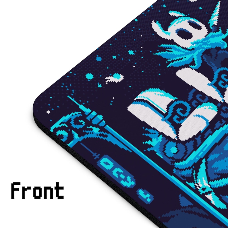 Op de afbeelding: Een blauwe en witte pixel art muismat met een personage uit het videospel Hollow Knight. Het personage houdt een naald vast en is omringd door een blauwe en witte achtergrond.