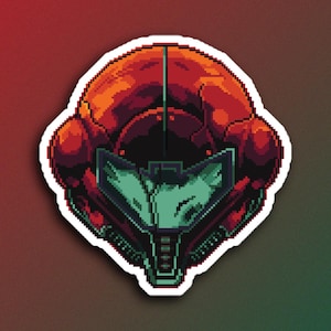 Può includere: Un adesivo in pixel art raffigurante un casco stilizzato rosso e arancione con una visiera scura e una piastra frontale verde chiaro. Il design presenta un bordo bianco spesso ed è realizzato in stile digitale retrò con pixel.