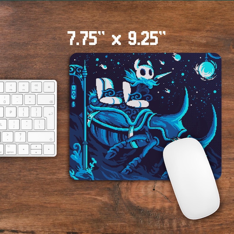 Op de afbeelding: Een blauwe en witte pixel art muismat met een personage uit het videospel Hollow Knight. Het personage rijdt op een groot, blauw keverachtig wezen met een sterrenhemel op de achtergrond.