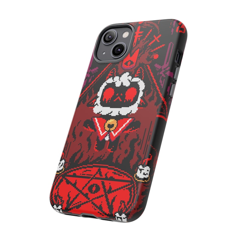 Op de afbeelding: Een zwarte telefoonhoes met een rood en zwart gepixelde afbeelding van een wezen met een rode kraag en een pentagram. Het wezen heeft rode ogen en een wit gezicht.