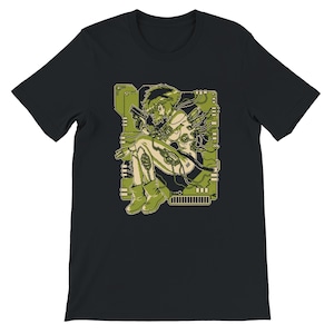 Könnte beinhalten: Ein schwarzes T-Shirt mit kurzen Ärmeln und einem Grafikdruck einer sitzenden Figur mit mechanischen Komponenten und Kabeln am Körper. Die Figur hält eine Handfeuerwaffe und ist von einem grünen rechteckigen Rahmen umgeben.