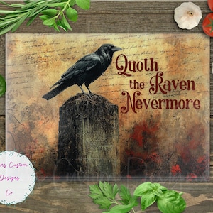 Puede incluir: Un cuervo negro posado sobre una lápida desgastada con el texto "Quoth the Raven Nevermore" en letras rojas sobre un fondo vintage.
