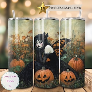 以下が含まれることがあります： 暗い髪の妖精が翼を広げ、カボチャと秋の紅葉の中に座っているデザインのステンレス製タンブラー。タンブラーには黒い蓋とストローが付いています。